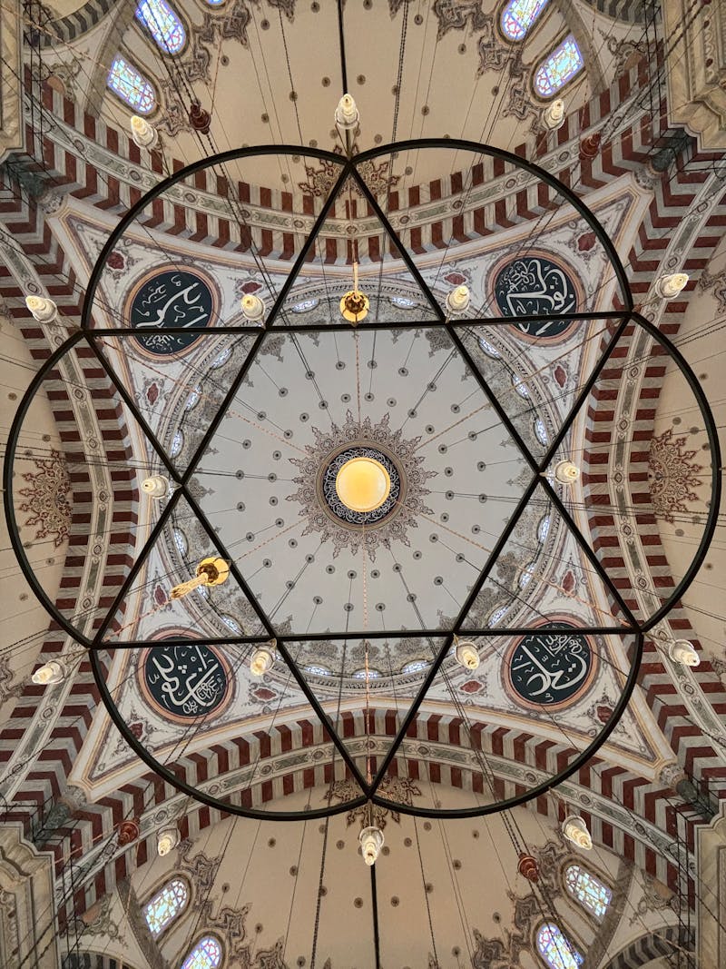 Tarihi İstanbul Camii'nin Karmaşık Tavanı