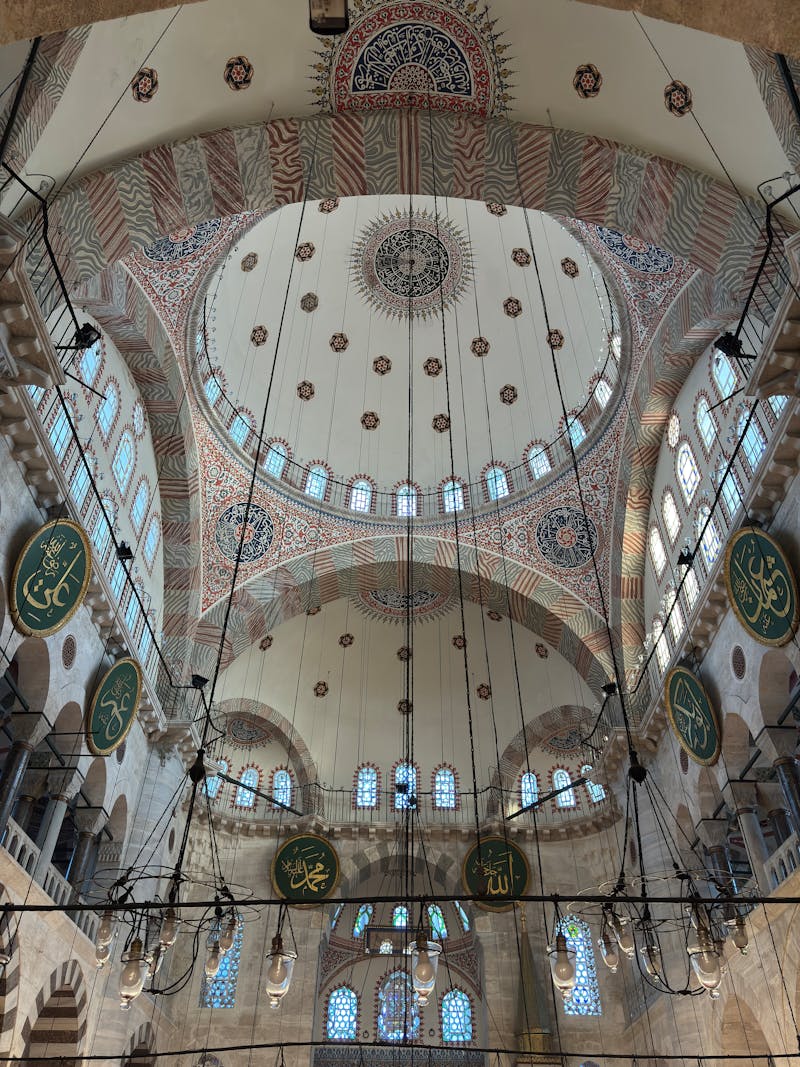 İstanbul'daki Tarihi Caminin Karmaşık İç Mekanı